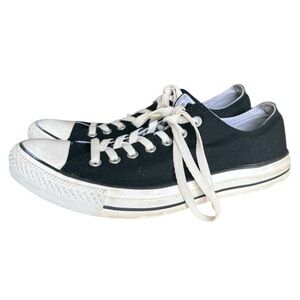 Converse men’s size 10 low rise, sneaker good condition black with white laces